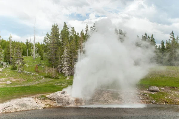 Kitörése a Riverside Gejzer a Yellowstone Nemzeti Parkban — Stock Fotó