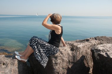 Michigan Gölü kıyısında ince kadın