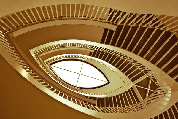 Spiralne schody. Widok z dołu — Zdjęcie stockowe
