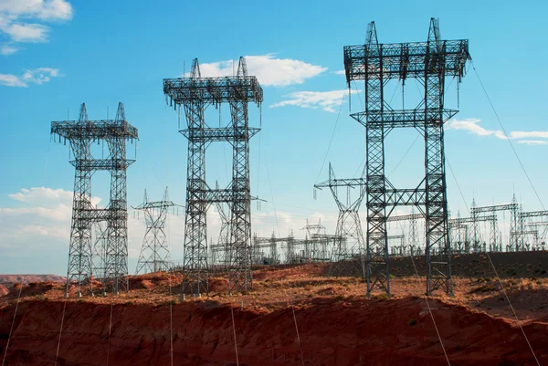 Linie energetyczne z elektrowni na rzece Kolorado, Glen Can — Zdjęcie stockowe
