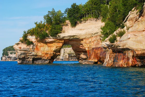 Καμάρα στο εθνικό lakeshore εικονίζεται rocks. Μίσιγκαν, ΗΠΑ. — Φωτογραφία Αρχείου