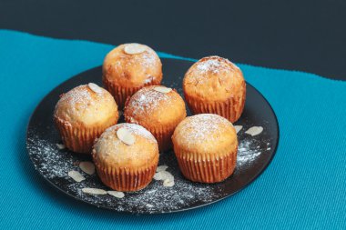 Bir plaka üzerinde lezzetli muffins
