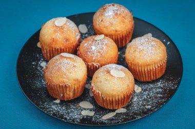 Bir plaka üzerinde lezzetli muffins