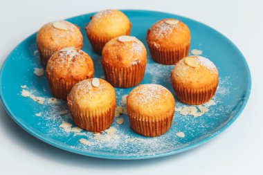 Bir plaka üzerinde lezzetli muffins
