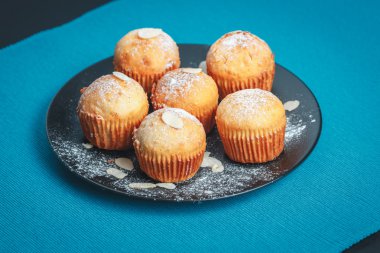 Bir plaka üzerinde lezzetli muffins