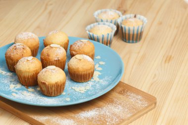 Bir plaka üzerinde lezzetli muffins