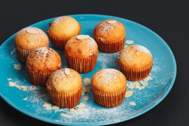 Bir plaka üzerinde lezzetli muffins