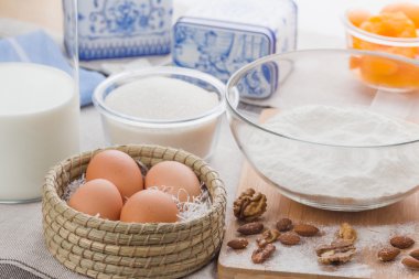 Yumurta, süt, şeker, un