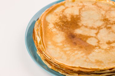 Krep mavi tabak beyaz arka plan üzerinde