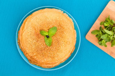 çilek ve nane üstten görünüm ile mavi tabakta krep