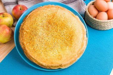 Mavi bir arka plan üzerinde krep