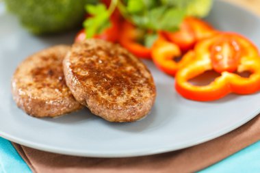 Bir tabak kızarmış pirzola