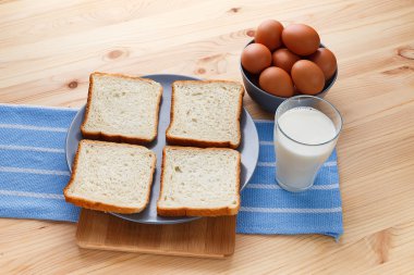 Bir plaka üzerinde ekmek dört dilim. yan görünüm