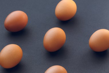 Siyah bir zemin üzerine bir hasır sepet yumurta