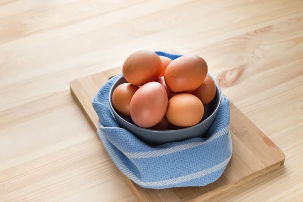 Kabın içinde birkaç yumurta — Stok fotoğraf