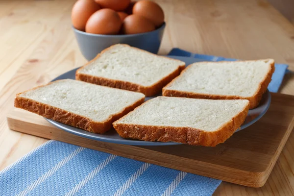 Quatre tranches de pain dans une assiette. vue latérale — Photo