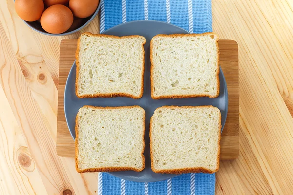 Quatre tranches de pain dans une assiette. vue de dessus — Photo