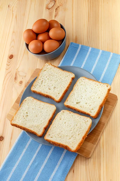 Quatre tranches de pain dans une assiette. vue de dessus — Photo