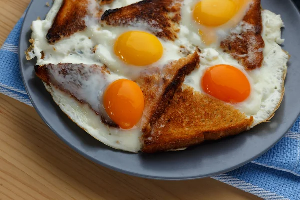 Uova fritte con pane tostato — Foto Stock