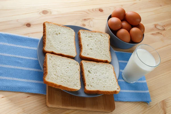 Quatre tranches de pain dans une assiette. vue latérale — Photo