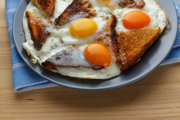 Смажені яйця з тостами — стокове фото