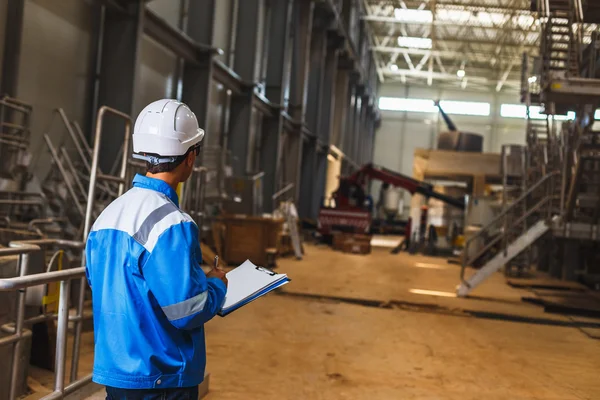 Builder in hard hat — Stock Photo, Image