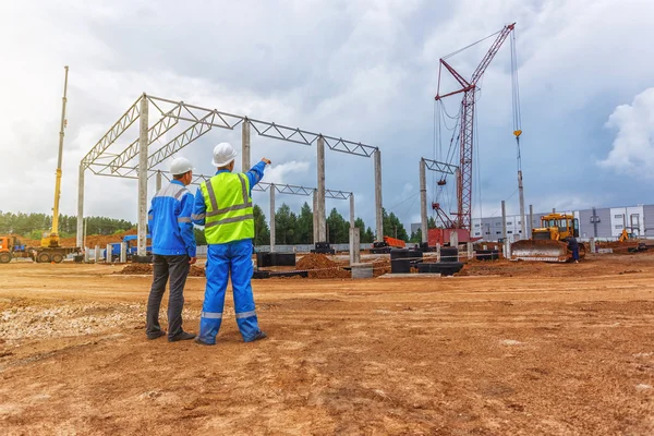 Two builders and crane — Stock Photo, Image