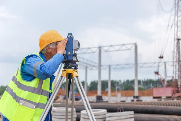 Ingegnere capo nel casco da costruzione — Foto Stock