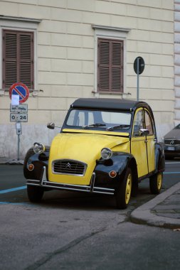 Roma 31 Ocak 2016: Bir sarı siyah vintage Citroen 2cv 