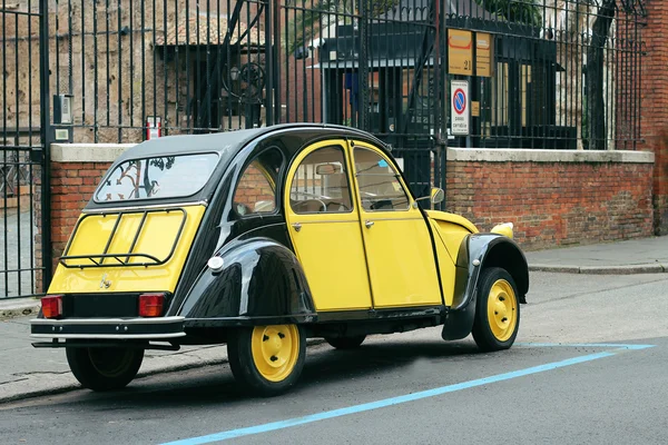 Roma Janeiro 31, 2016: Um carro preto amarelo do vintage Citroen 2CV — Fotografia de Stock