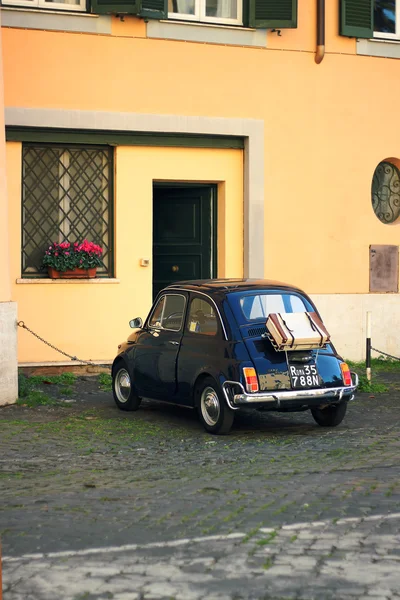 Roma febrero 1, 2016: Un vintage azul oscuro Fiat Nuova 500 —  Fotos de Stock