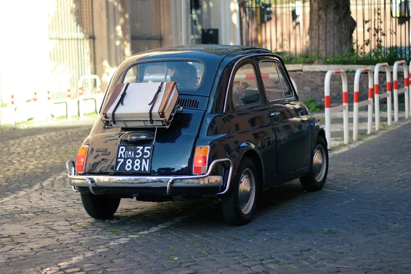 Um azul escuro vintage Fiat Nuova 500 — Fotografia de Stock