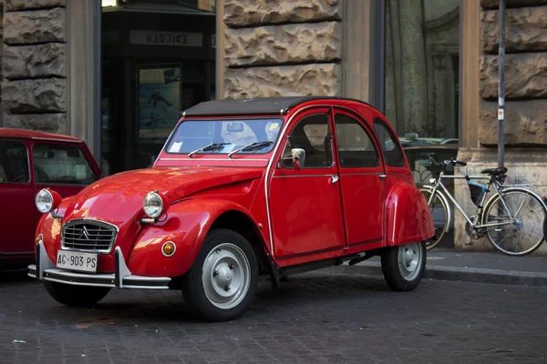 Roma 29 de janeiro de 2016: Um Citroen 2CV vintage vermelho — Fotografia de Stock