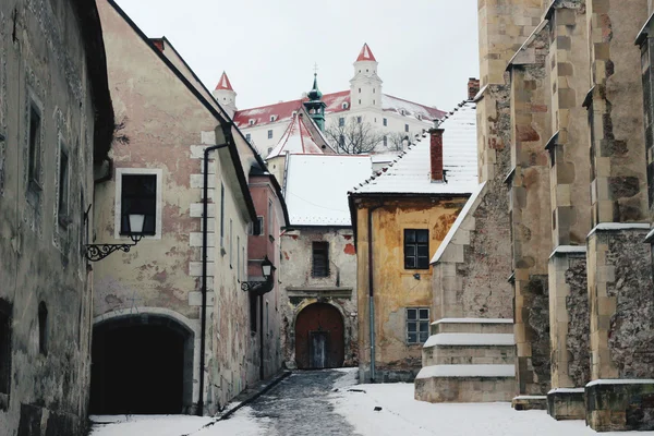 拉迪斯拉发城堡和旧街在雪地上，斯洛伐克 — 图库照片