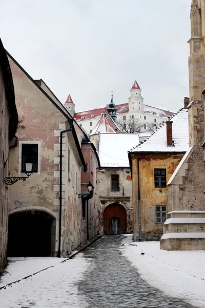 拉迪斯拉发城堡和旧街在雪地上，斯洛伐克 — 图库照片