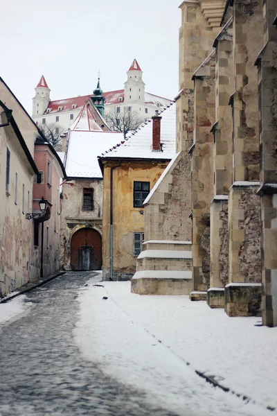 Bratislava Burg und alte Straße im Schnee, Slowakei Stockfoto