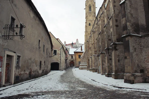 Bratislava Burg und alte Straße im Schnee, Slowakei lizenzfreie Stockbilder
