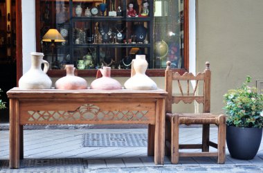 Kil testiler büfe üzerinde