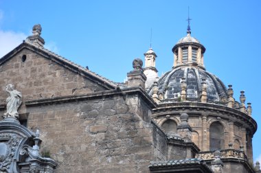 Kolej, Aziz Justo ve papaz