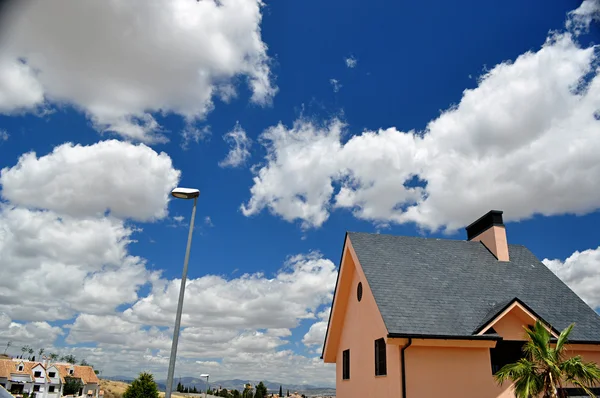 Casa con cielo azul — Foto de Stock