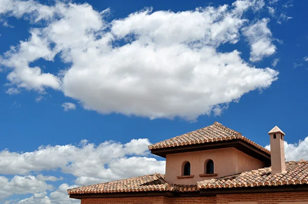 Casa con cielo azul —  Fotos de Stock