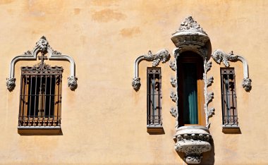 Yaz aylarında eski balkon