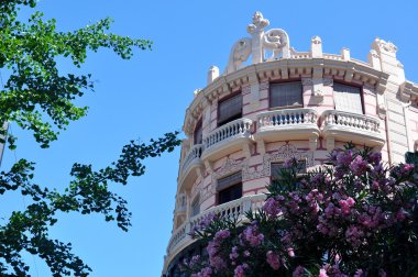 Yaz aylarında eski balkon
