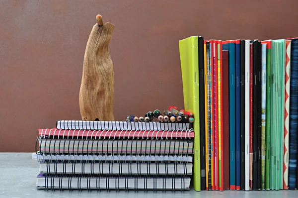 Cadernos em espiral empilhados em uma prateleira — Fotografia de Stock