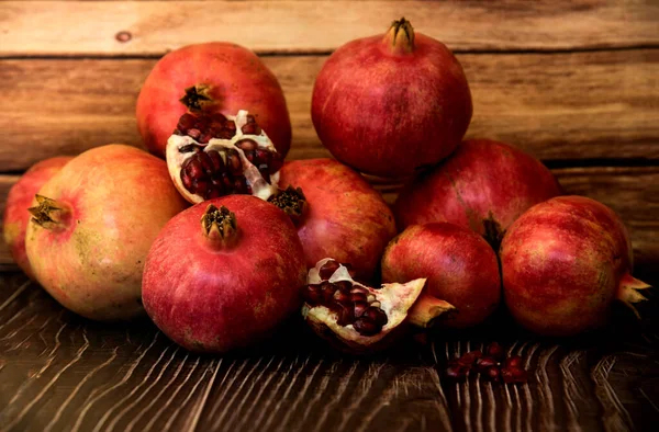 Vers Geplukte Biologische Granaatappels Hout — Stockfoto