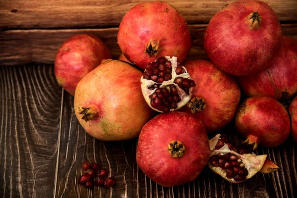 Vers Geplukte Biologische Granaatappels Hout — Stockfoto