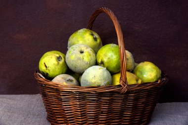 Hasır sepet ve işlenmemiş organik ayva.