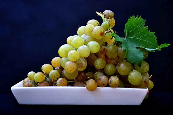 Racimo Uvas Una Bandeja Blanca —  Fotos de Stock