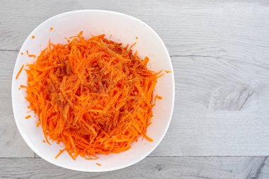 Beyaz üzerinde Kore usulü havuç salatası.