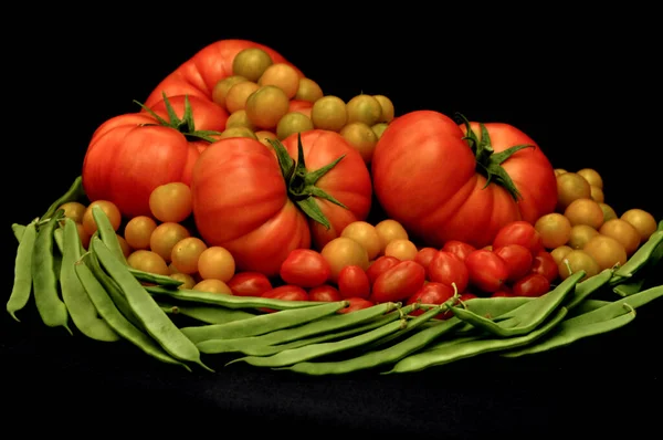 Ainda Vida Com Tomates Feijão Verde Fundo Preto — Fotografia de Stock